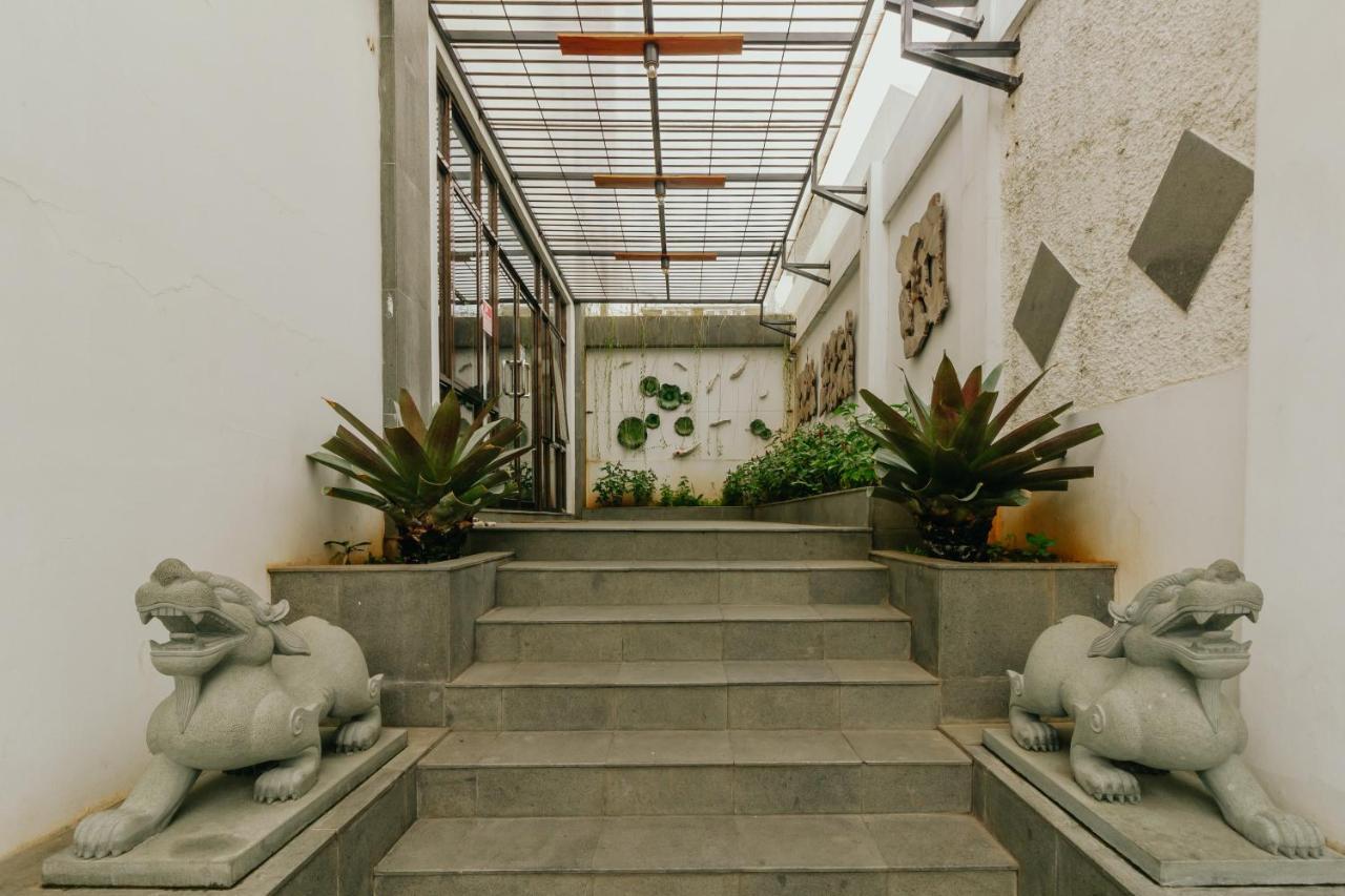 Urbanest Inn House Slipi Jakarta Extérieur photo