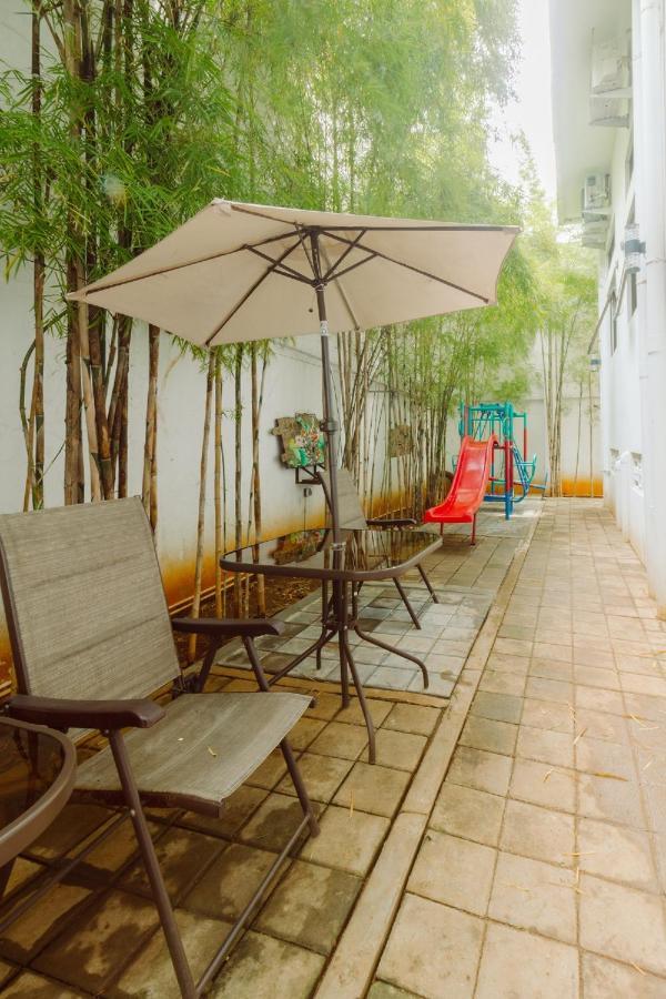 Urbanest Inn House Slipi Jakarta Extérieur photo