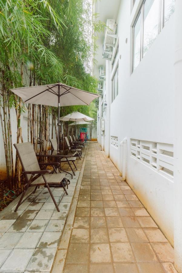 Urbanest Inn House Slipi Jakarta Extérieur photo