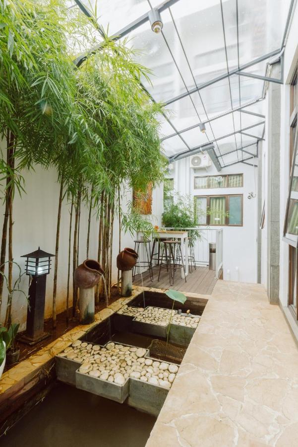 Urbanest Inn House Slipi Jakarta Extérieur photo