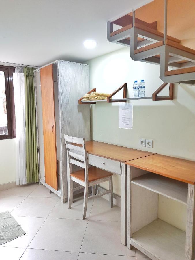 Urbanest Inn House Slipi Jakarta Extérieur photo