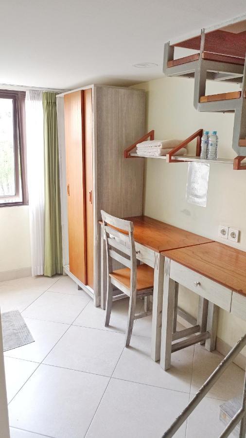 Urbanest Inn House Slipi Jakarta Extérieur photo